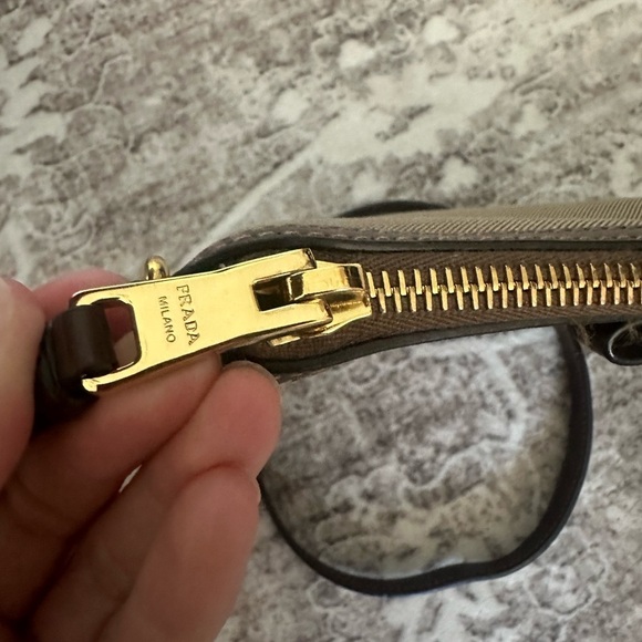 Prada - Picture 3 of 5